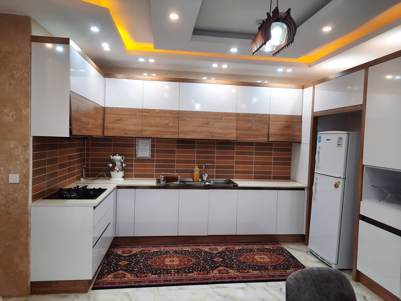 ویلا دوخوابه دوبلکس استخردار آبگرم نجفی - نمای آشپز خونه یخچال. سماور برقی وگاز رومیزی