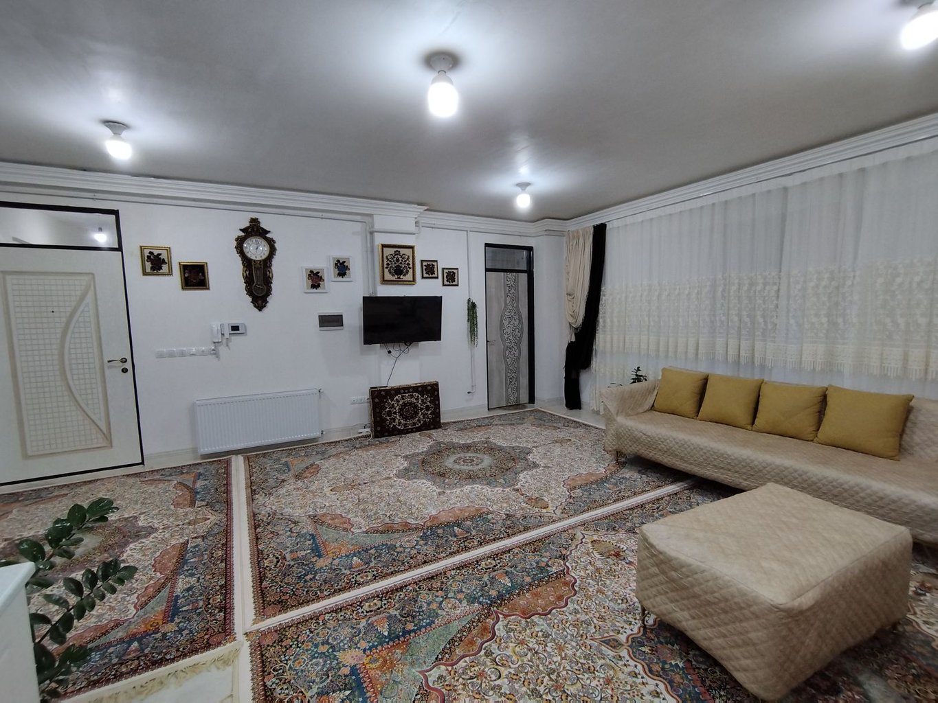 سوئیت یک خوابه نگین 22 - هال پذیرایی  دلنشین بافرش ۱۰۰۰شانه عرب و همراه با پکیچ وشوفاژ