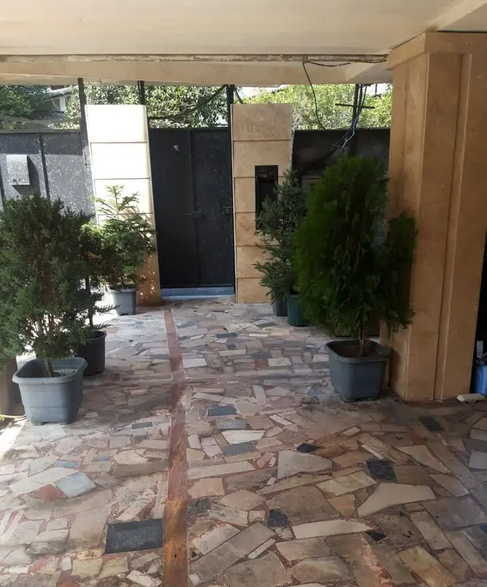 یک خوابه کیهانیان - حیاط