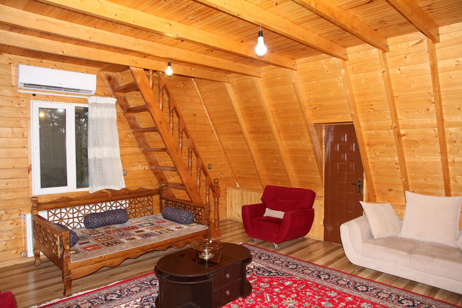 کلبه دوخوابه سوئیسی چوبی دواج - سالن