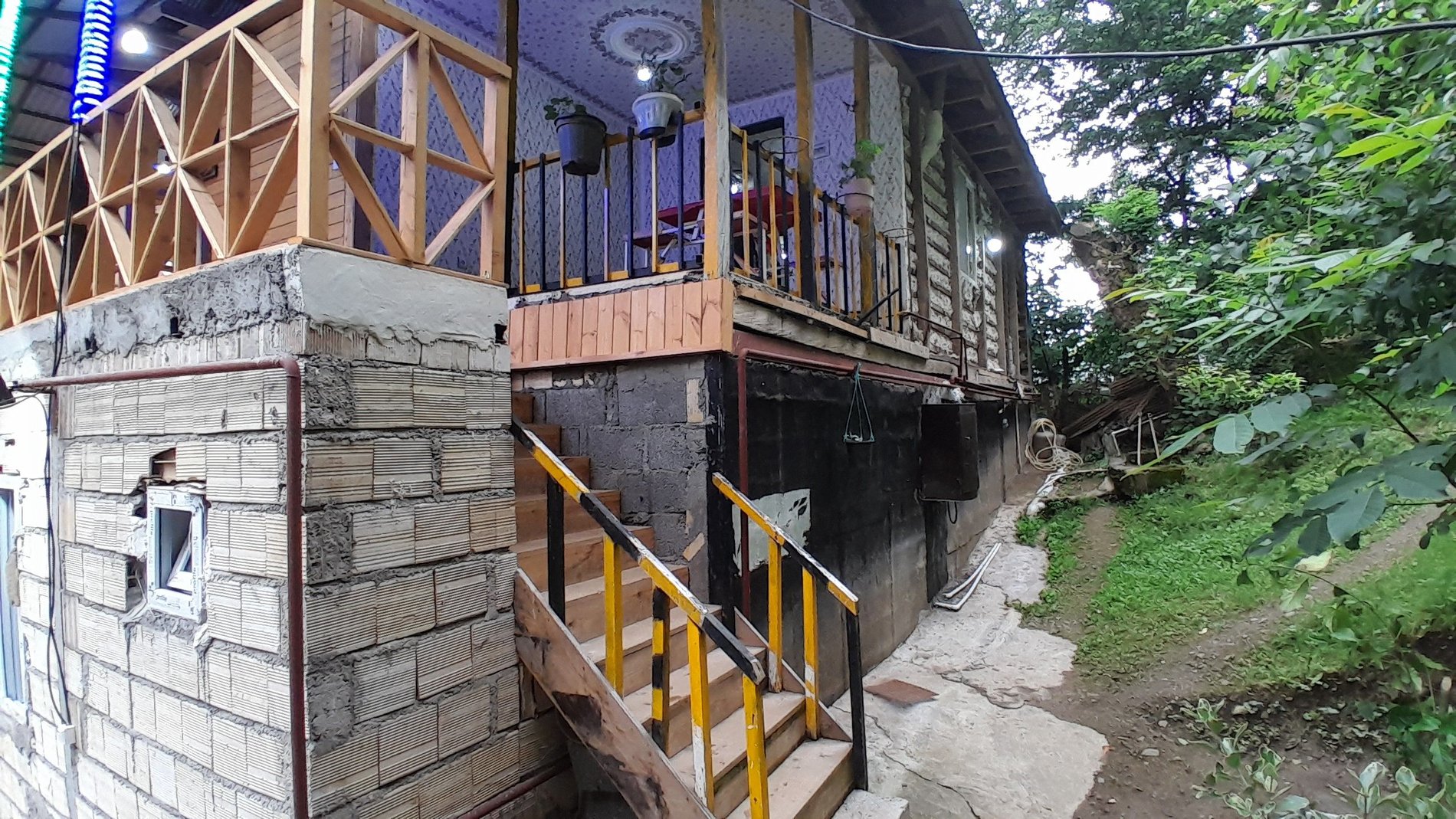 یک خوابه چوبی جنگلی باران