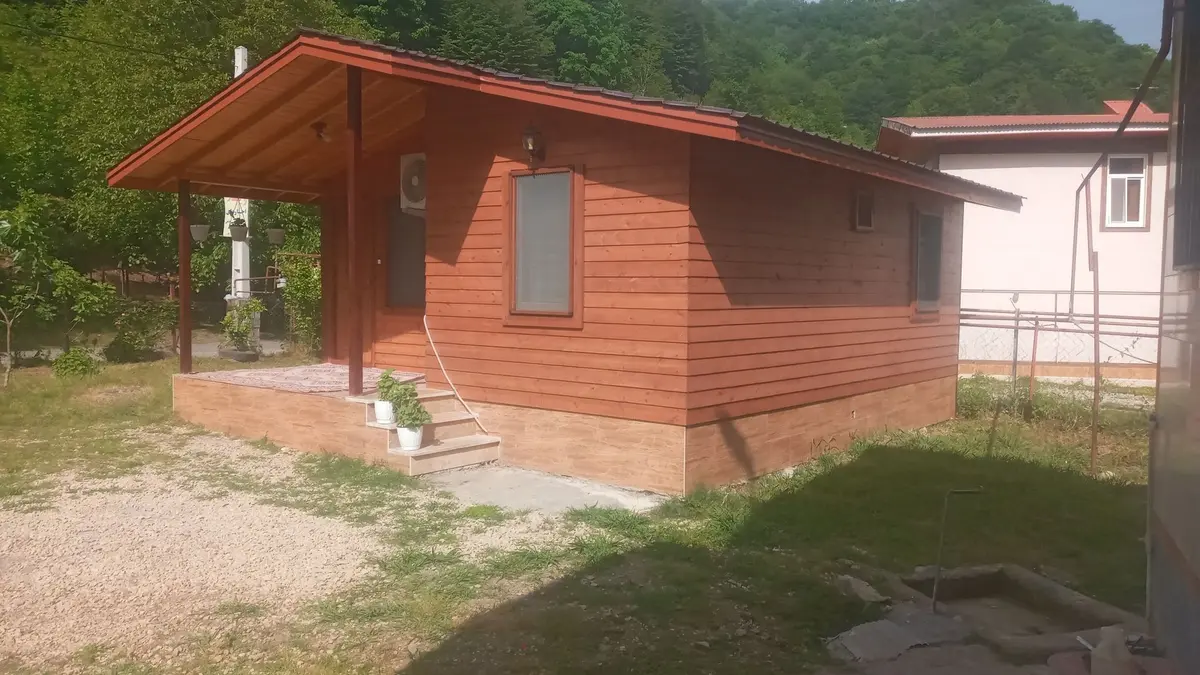 کلبه دوخوابه چوبی ویسادار - نمای غربی