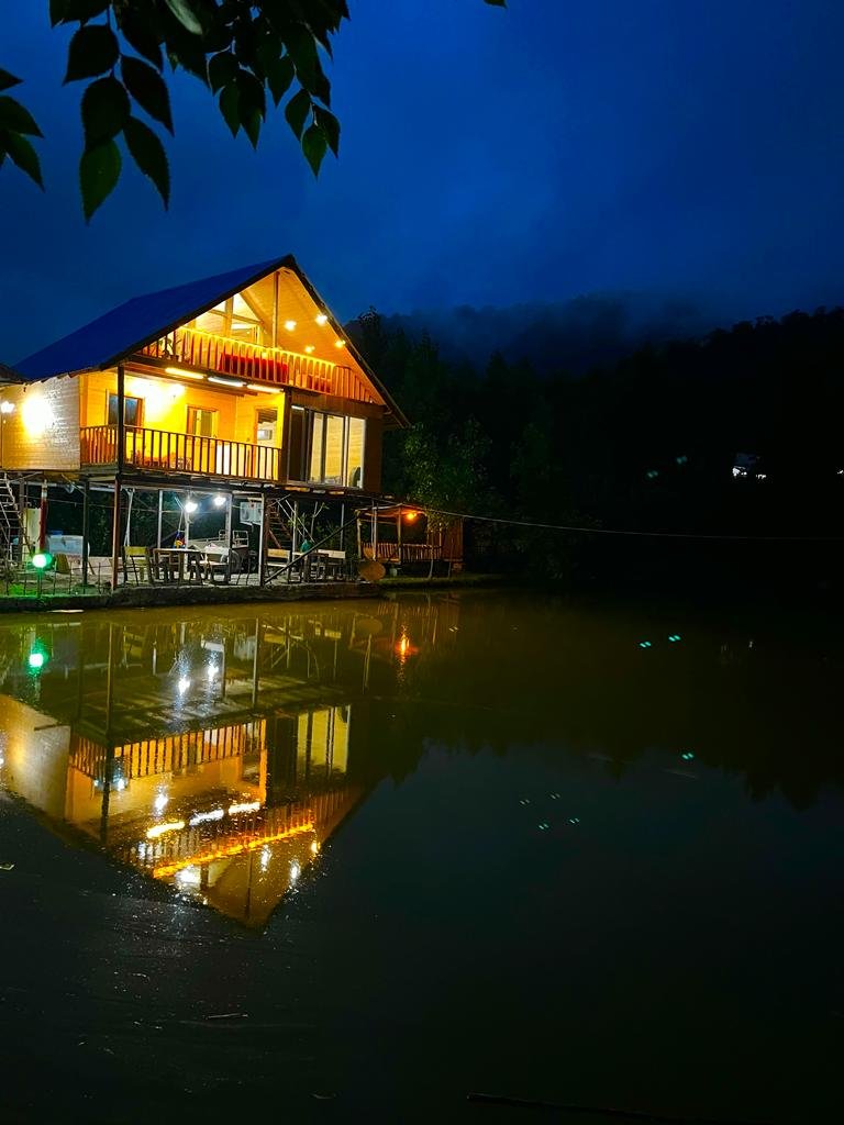 کلبه کلبه چوبی کنار برکه