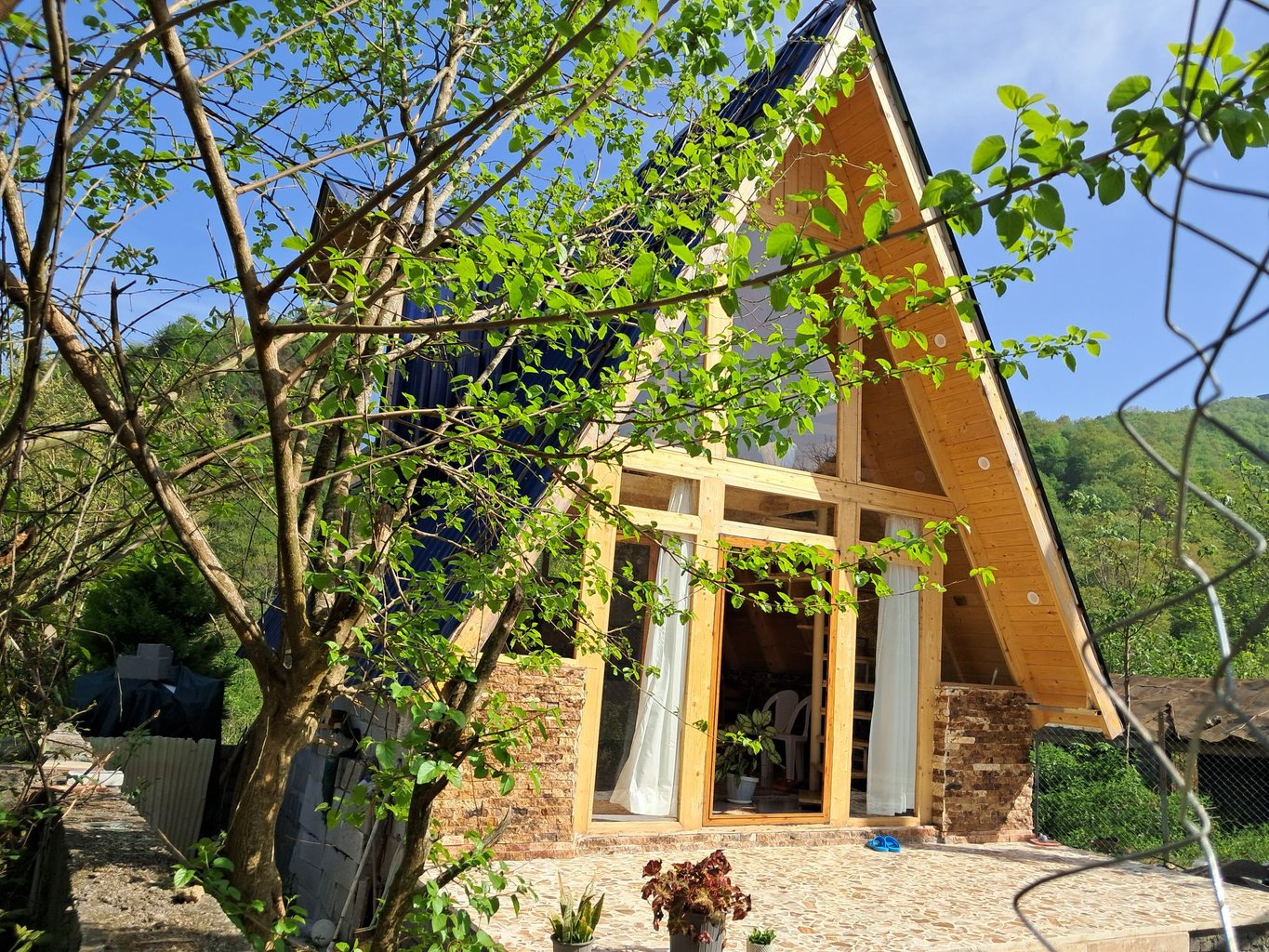 کلبه یک خوابه سوئیسی جنگلی شریف