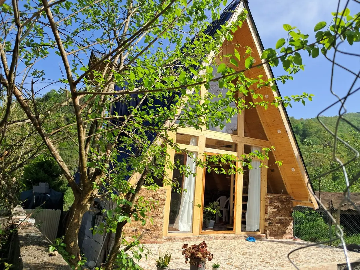 کلبه یک خوابه سوئیسی جنگلی شریف