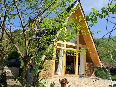 کلبه یک خوابه سوئیسی جنگلی شریف