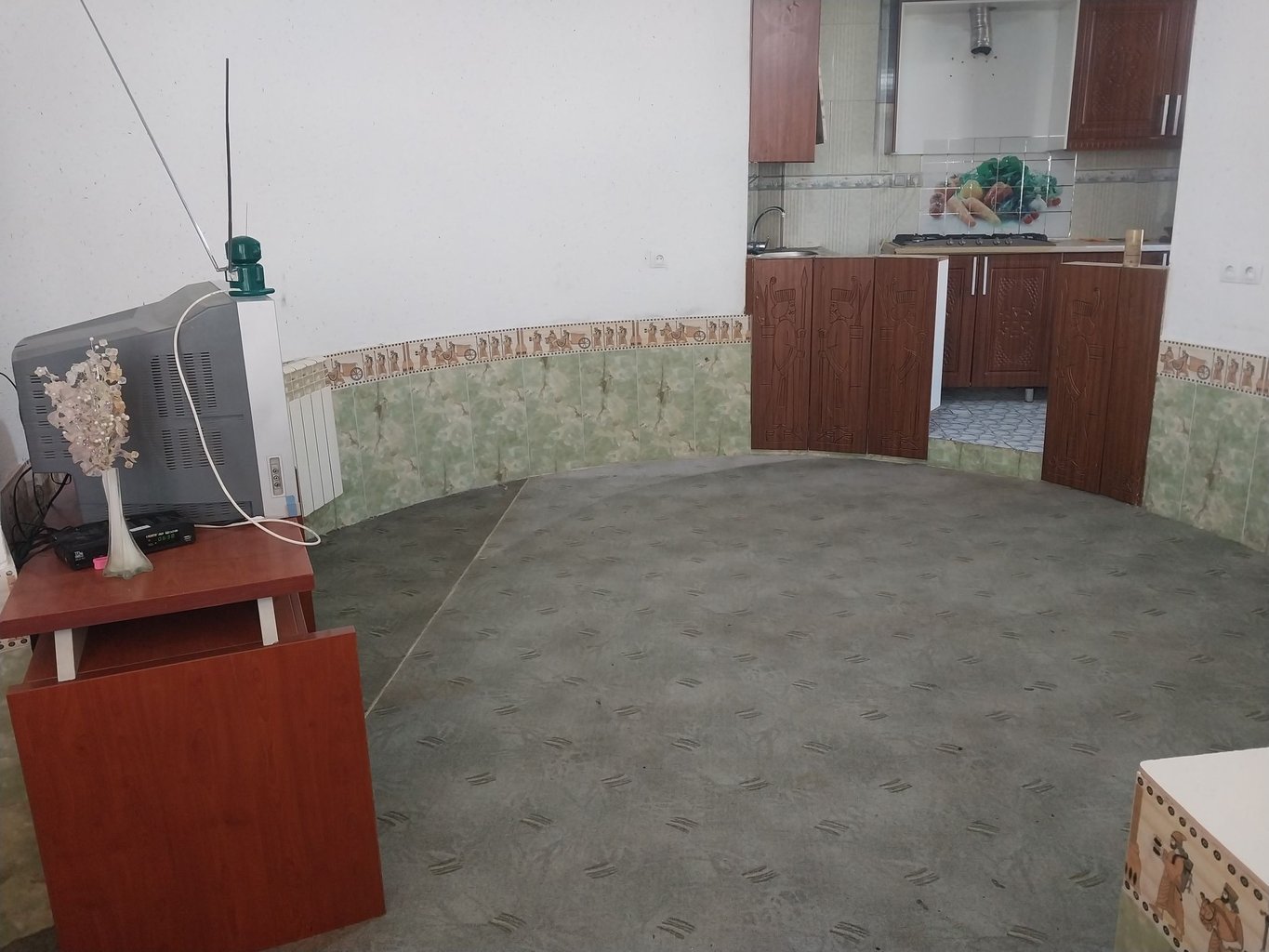 سوئیت دوخوابه باغ پرنده - حال و آشپزخانه با امکاناتی همچون اجاق‌گاز و یخچال و تلویزیون و ریسیور 