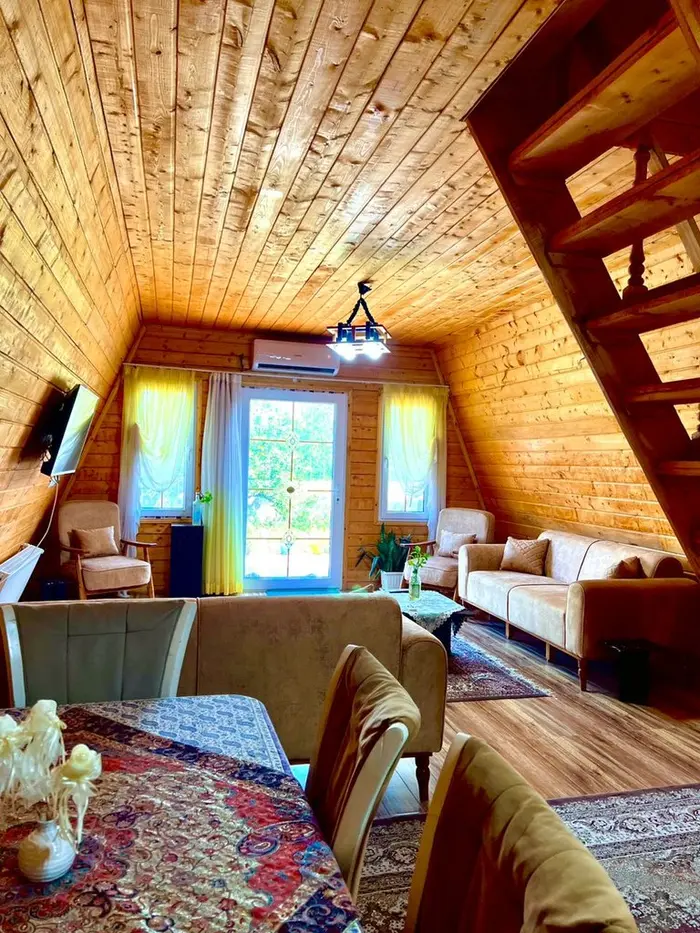 کلبه دوخوابه سوئیسی چوبی شاهان