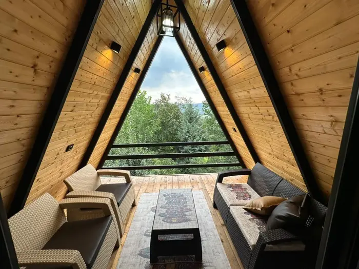 کلبه دوخوابه جکوزی دار درنیکا ۲ -  مبلمان بالکن [۱۰]