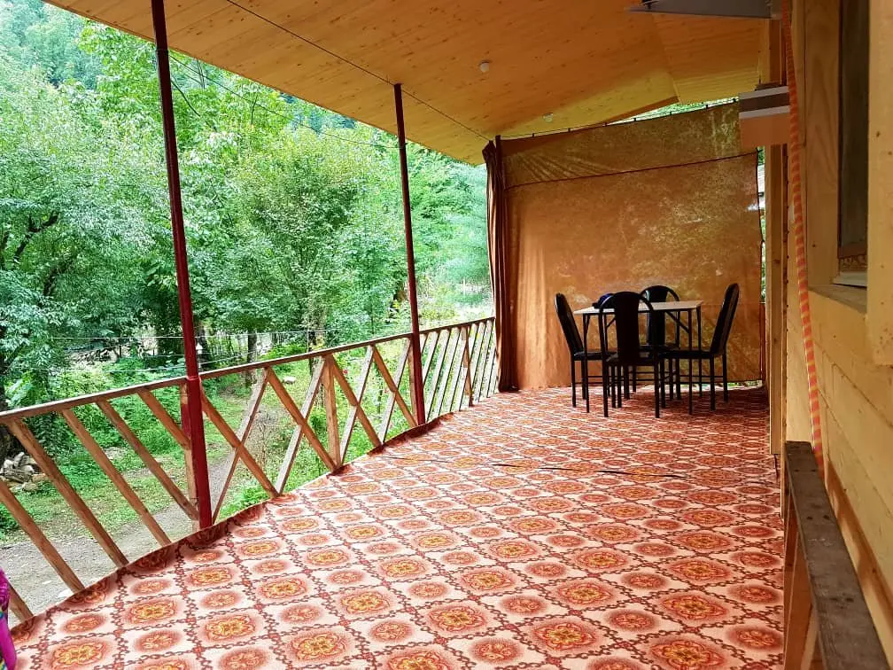 کلبه دوخوابه جنگلی لب رودخانه 4