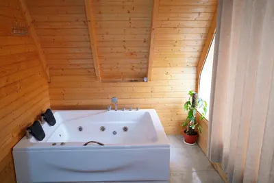 کلبه یک خوابه چوبی جکوزی دار باران ۲