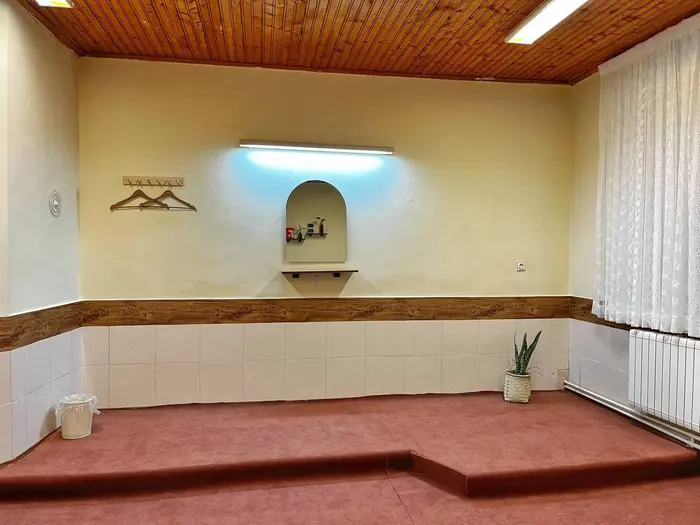 بوم گردی دامون - واحد سرخ دار