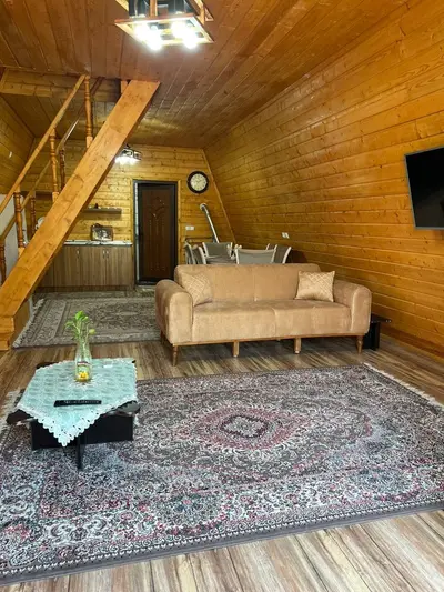 کلبه دوخوابه سوئیسی چوبی شاهان