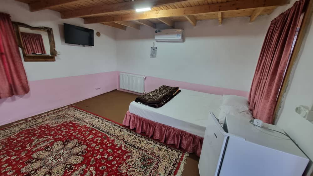 بومگردی باغ ريحان - كلبه ديلماي