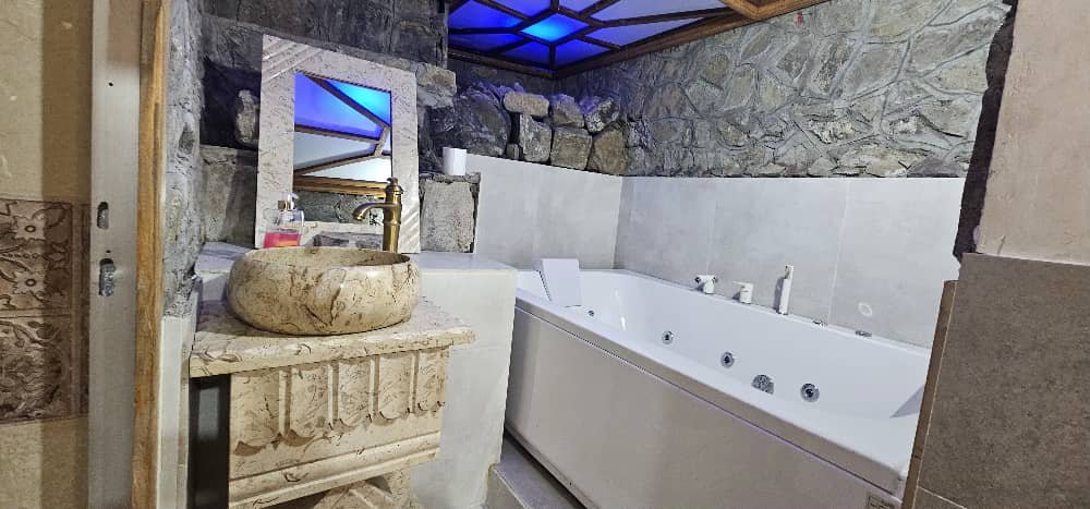 هاستل سنتی ماسوله - واحد جکوزی دار لاسه سر