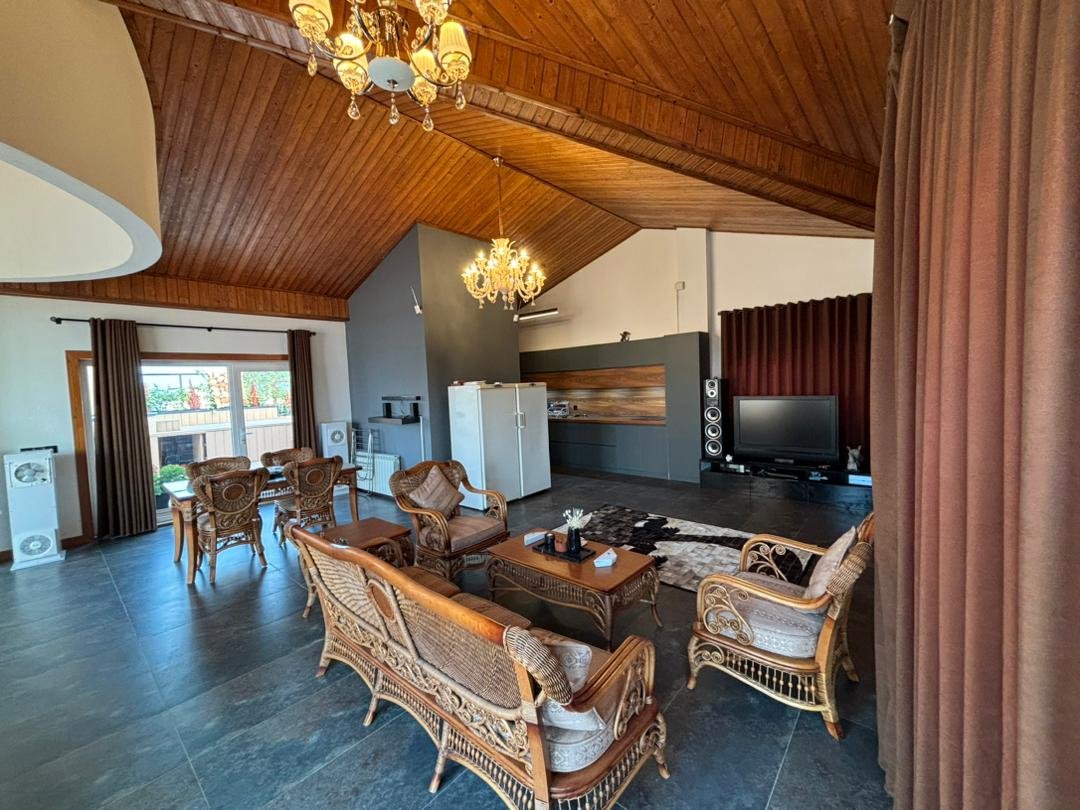 ویلا پنج خوابه استخردار آبگرم عمارت شیشه ای صدف