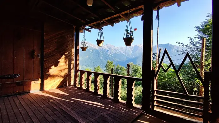 کلبه یک خوابه چوبی کوهستانی برسه - فضای ایوان