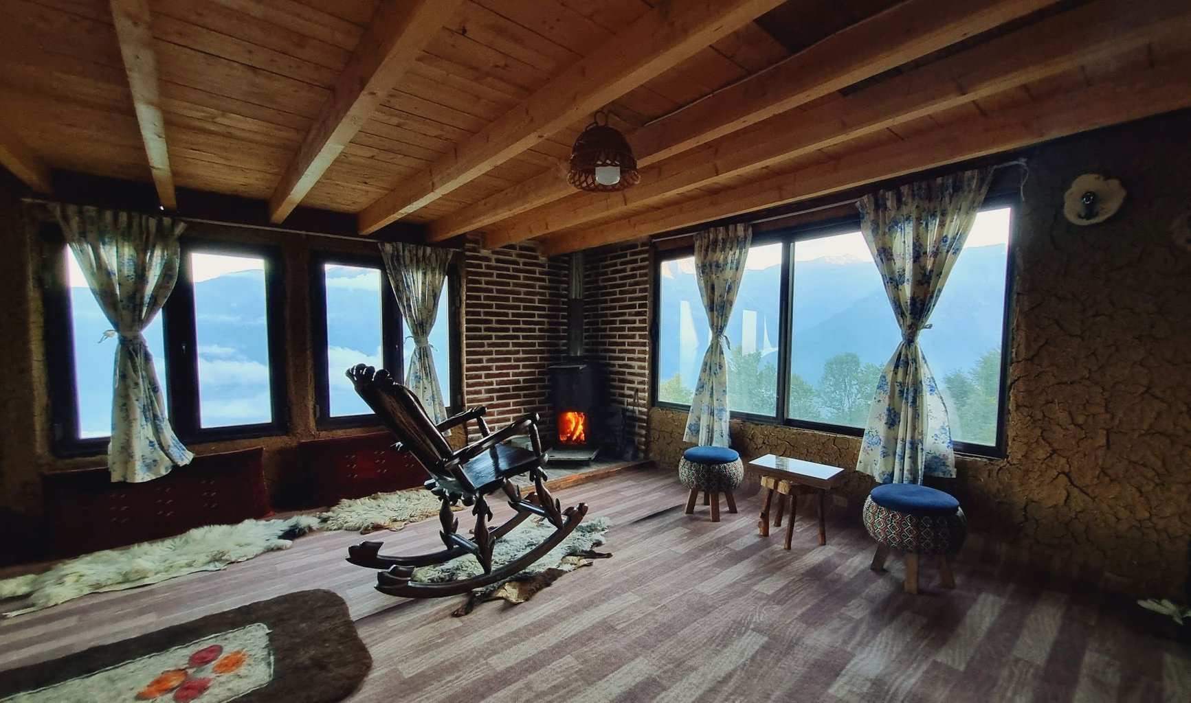 یک خوابه چوبی کوهستانی برسه