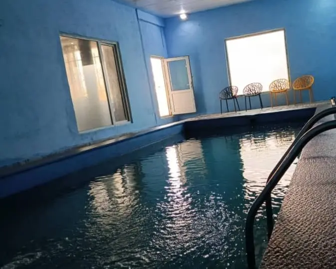 ویلا دوخوابه استخردار آبگرم پارسام - استخر سرپوشیده داخل ساختمان ابگرم