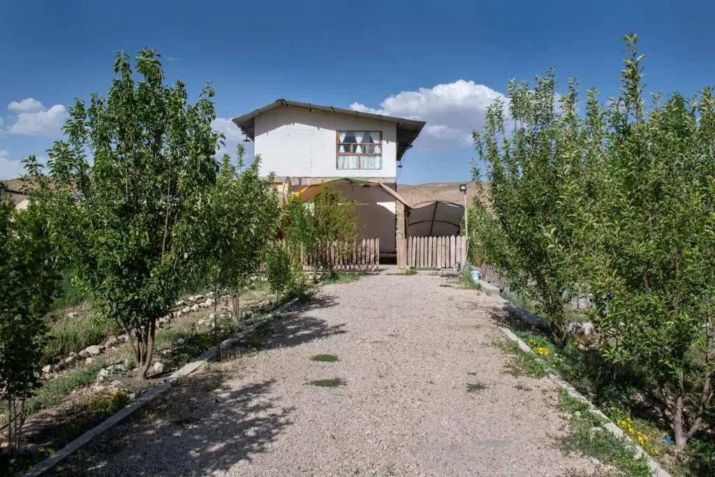 ویلا فلت مزرعه جهان - خیابان ورودی به باغ و نمای غربی سویت