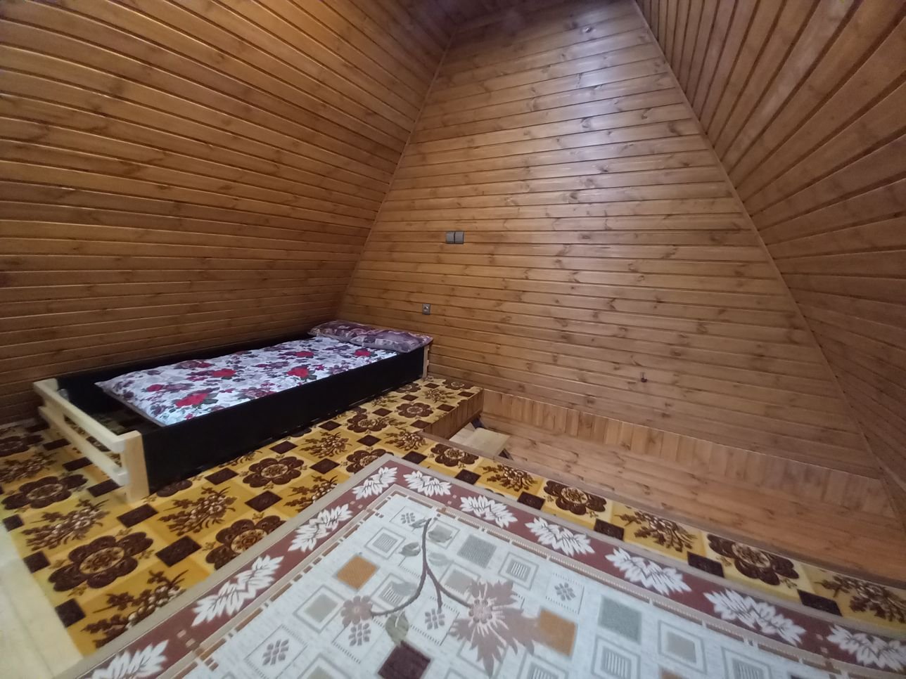 یک خوابه چوبی پیروزه