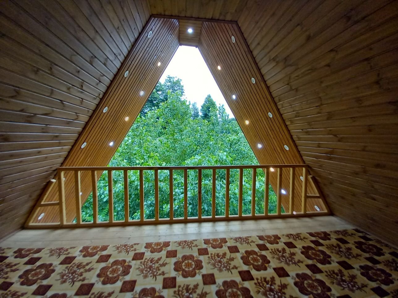 یک خوابه چوبی پیروزه