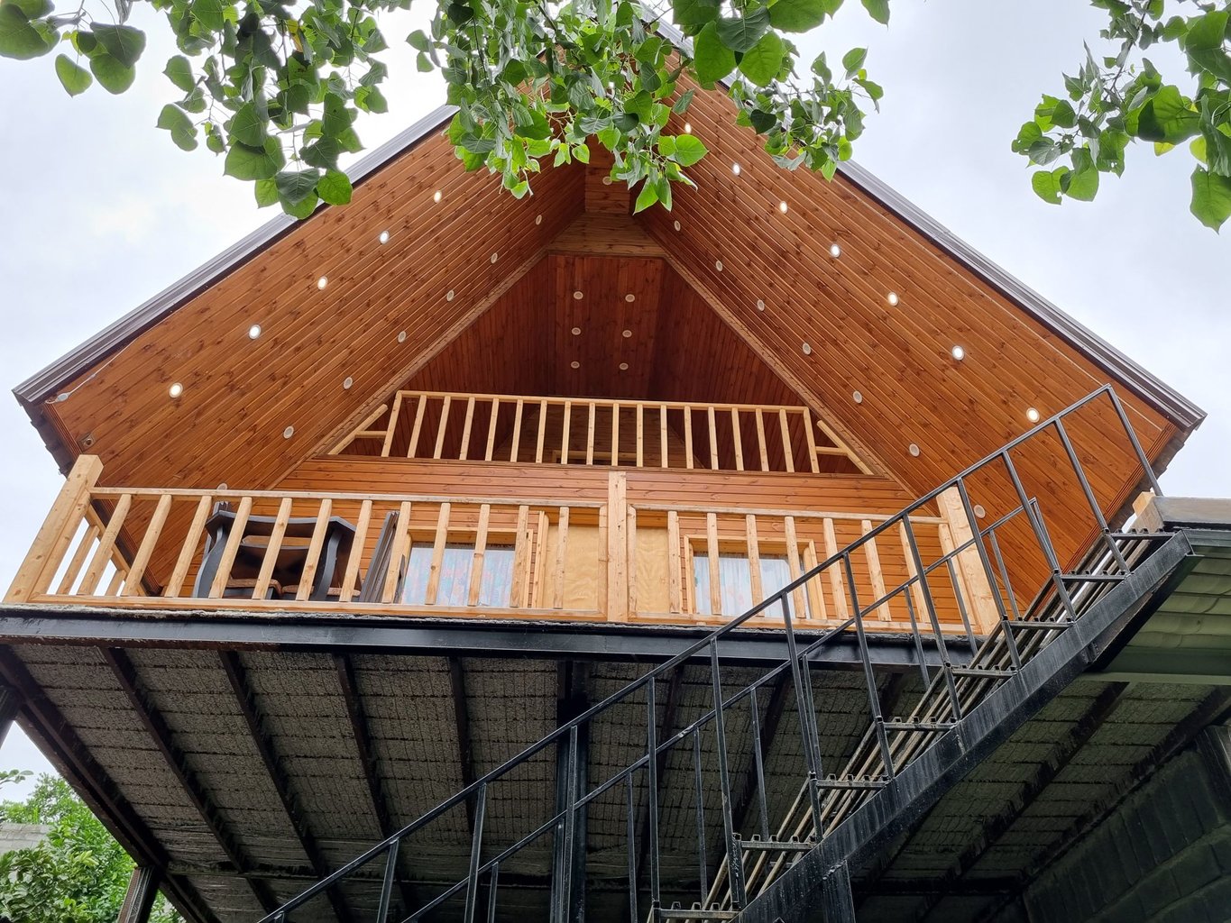 یک خوابه چوبی پیروزه