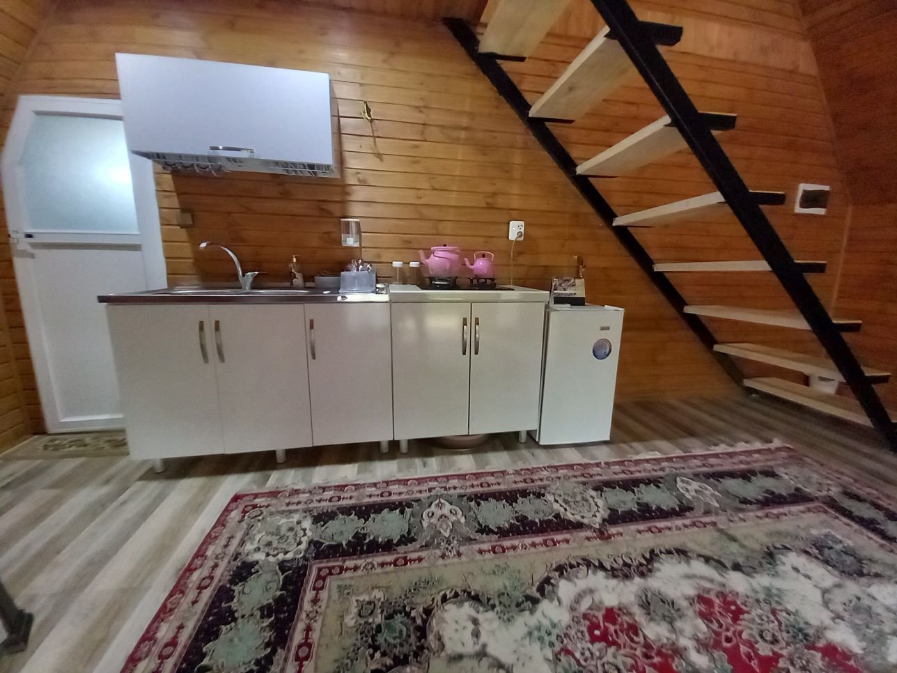 یک خوابه چوبی پیروزه