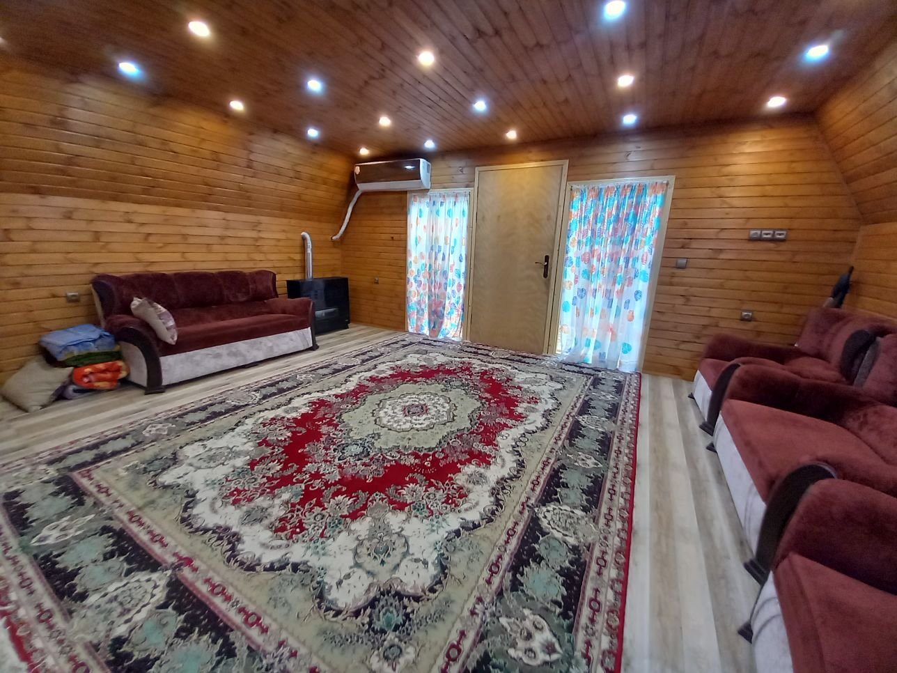 یک خوابه چوبی پیروزه