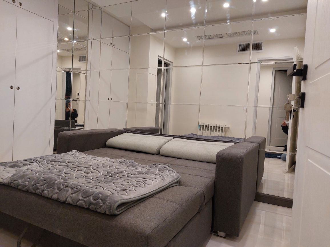 آپارتمان یک خوابه گلکار کارگر جنوبی - اتاق خواب ( یک دیوار سرتاسر آینه )