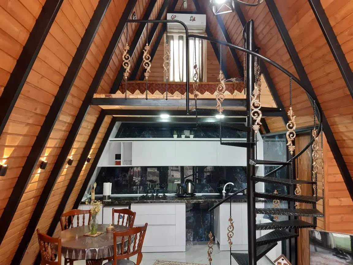 کلبه یک خوابه سوئیسی توسکستان - واحد کاج - آشپزخانه در پایین و اتاق خواب بالا