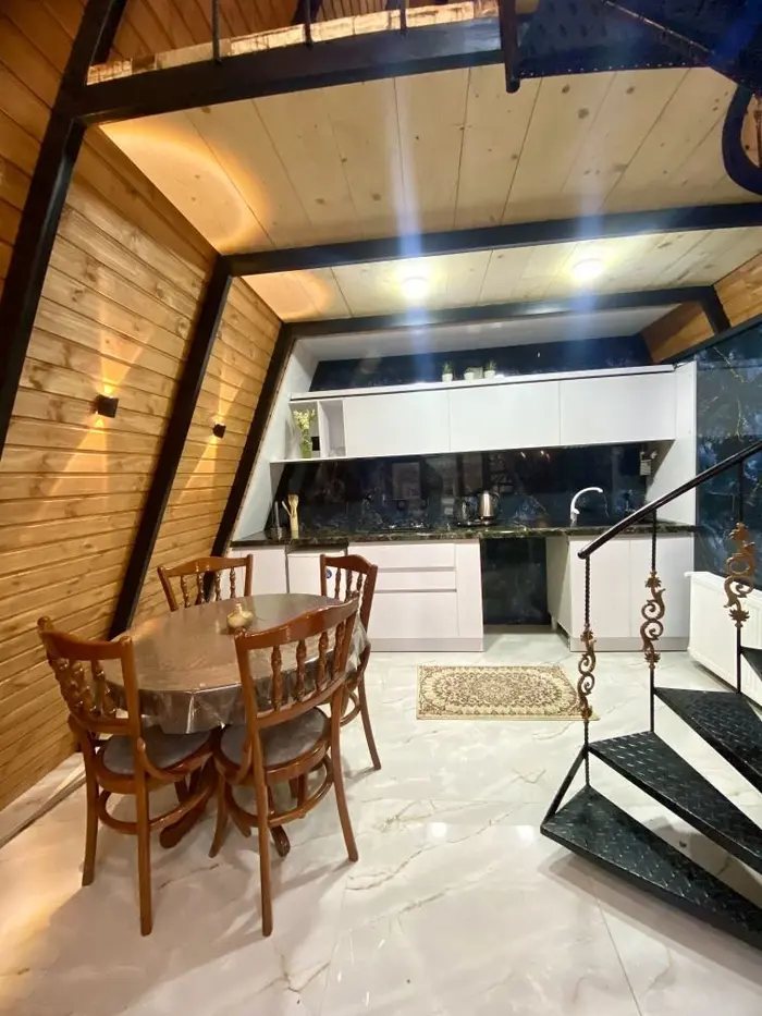 کلبه یک خوابه سوئیسی توسکستان - واحد کاج - آشپزخانه، میز ناهارخوری 