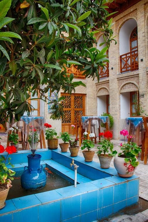 عمارت قوام الملک - واحد جیران