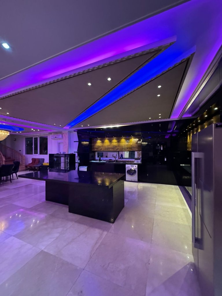 ویلا چهارخوابه جکوزی دار عمارت سفید