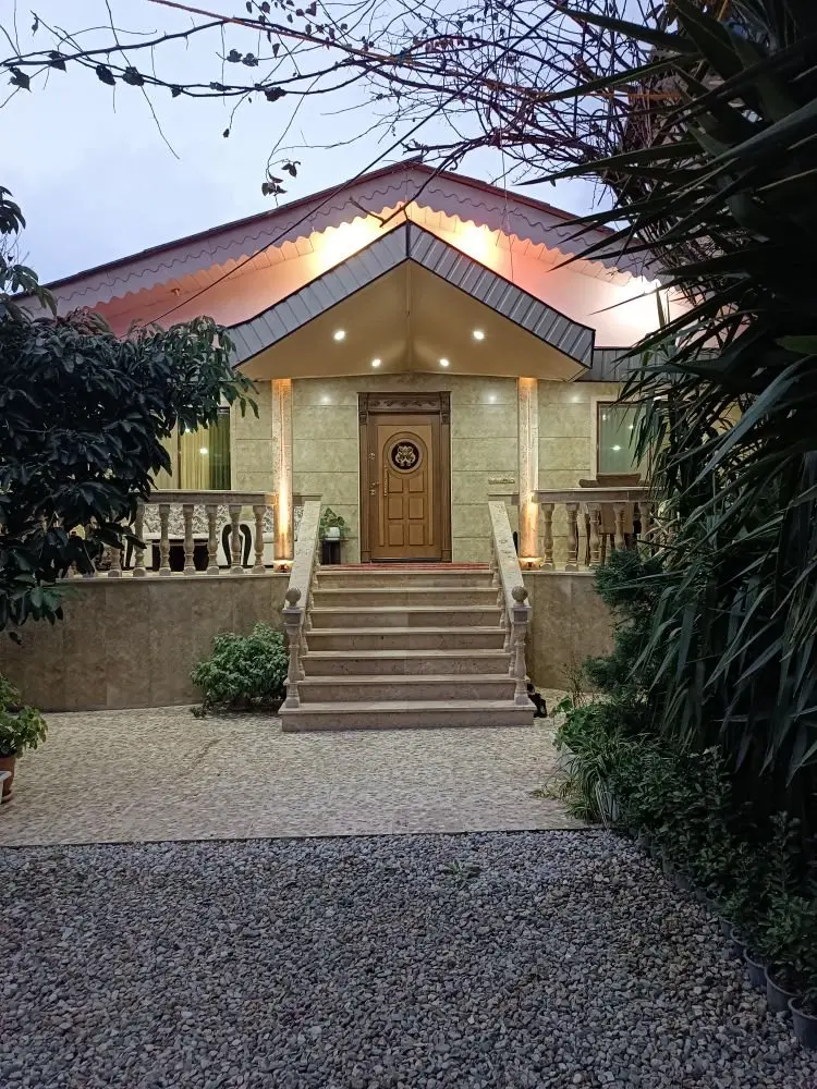 ویلا دوخوابه ساحل 3 - نمای ورودی در شب