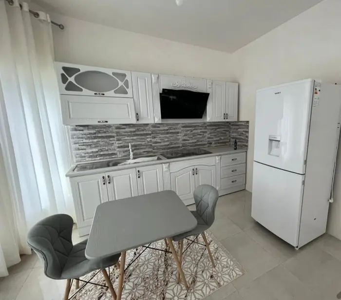 دوخوابه کاخ سفید اشکیک - آشپزخانه و میز نهارخوری دو نفره