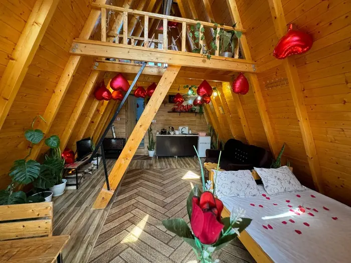 کلبه یک خوابه چوبی نیلا - تخت خواب دونفره 