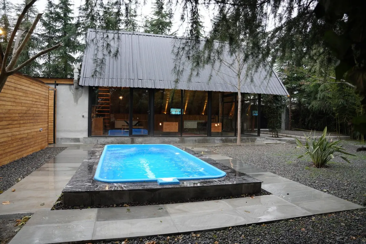 کلبه یک خوابه استخردار آبگرم بامبو سرای رستاک