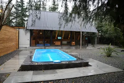 کلبه یک خوابه استخردار آبگرم بامبو سرای رستاک