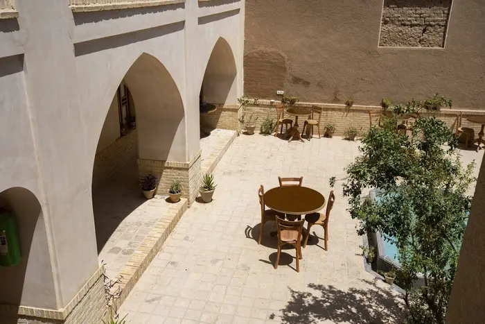 اقامتگاه سنتی سرای طاق چشمه - واحد لاله