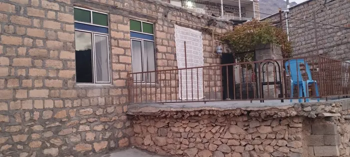 سوئیت دوخوابه پالنگان - نمای بیرون و حیاط پلکانی آن