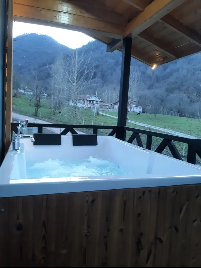 کلبه دوخوابه جکوزی دار جنگلی سینا