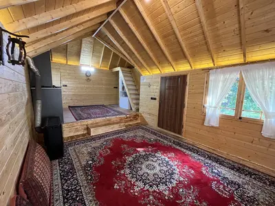 کلبه دوخوابه جنگلی چهل‌ستون