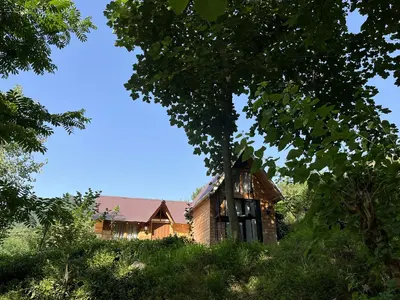 کلبه دوخوابه جنگلی چهل‌ستون