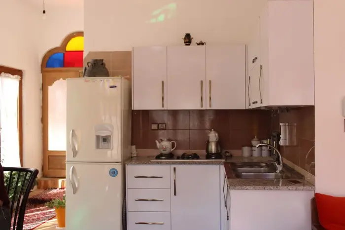 بوم گردی ماه سلطان دشتی - واحد شاه نشین - آشپزخانه اختصاصی به همراه وسایل پخت و پز 