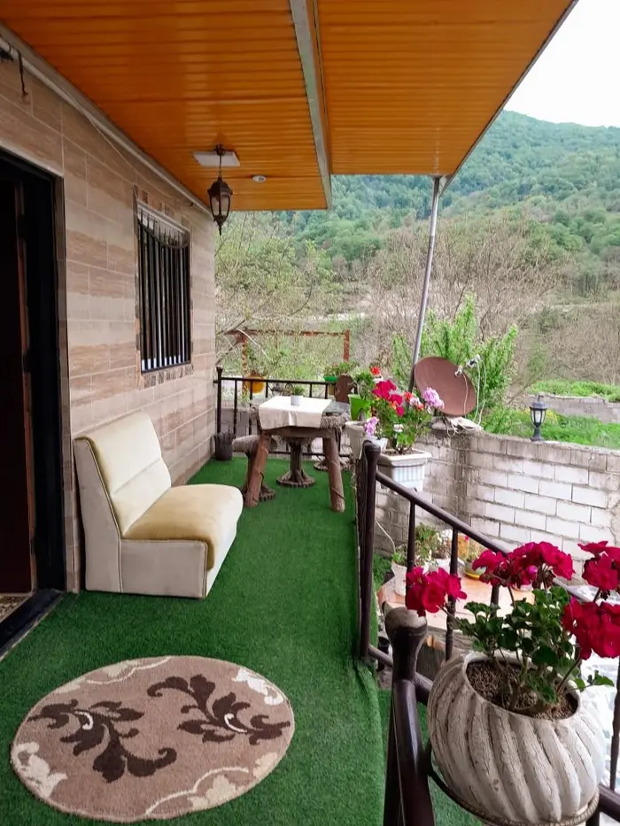 ویلا یک خوابه جنگلی الماس جوارم - تراس دلباز با روشویی ، مبل و میز ناهارخوری