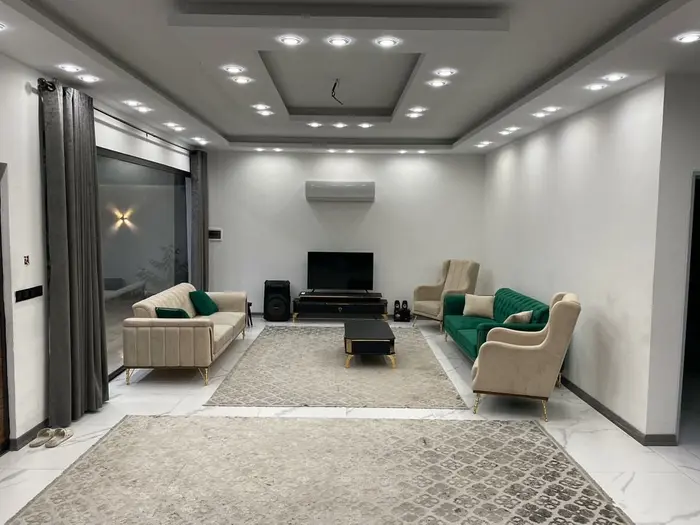 ویلا دوخوابه استخردار آبگرم باغ لاله - پذیرای