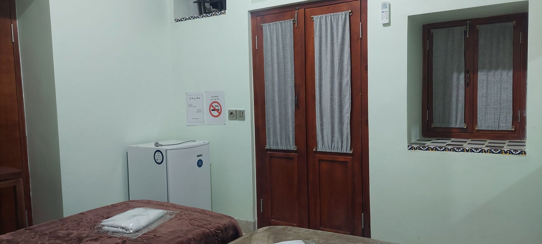 اقامتگاه سنتی ملک تاج - واحد هشتی - ورودی داخل اتاق