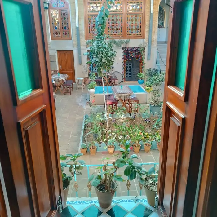 اقامتگاه سنتی ملک تاج - واحد پنج دری - پنجره روبه حیاط