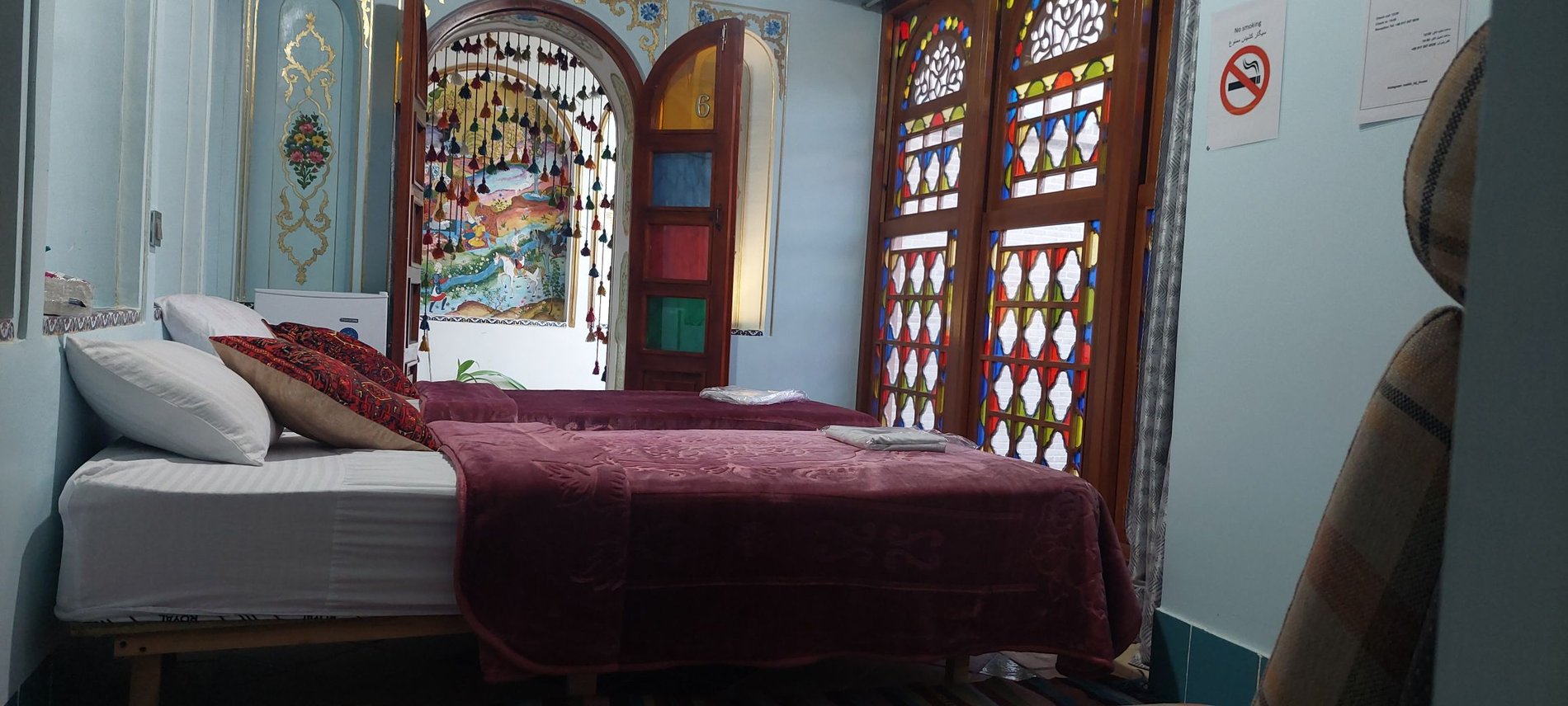 اقامتگاه سنتی ملک تاج - واحد شاهنشین - نمای داخل اتاق